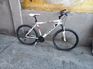 Bicicleta de montaña blanca