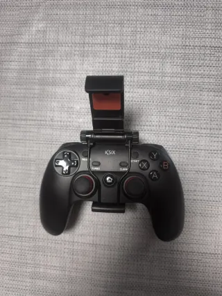 Mando KSIX con soporte para móvil