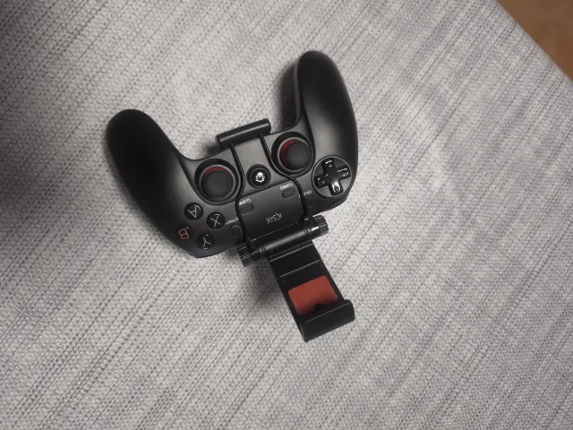 Mando KSIX con soporte para móvil