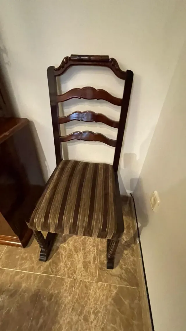 Vitrina, mesa y 6 sillas de madera