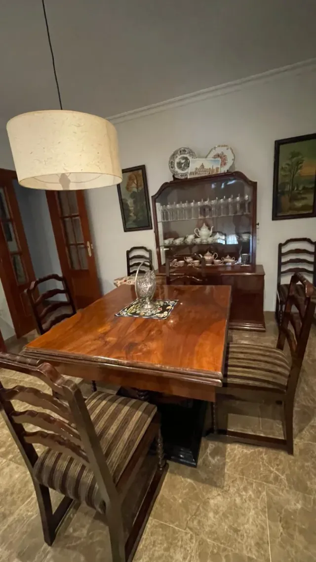 Vitrina, mesa y 6 sillas de madera