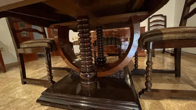 Vitrina, mesa y 6 sillas de madera