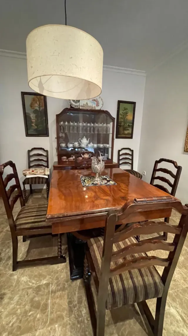 Vitrina, mesa y 6 sillas de madera