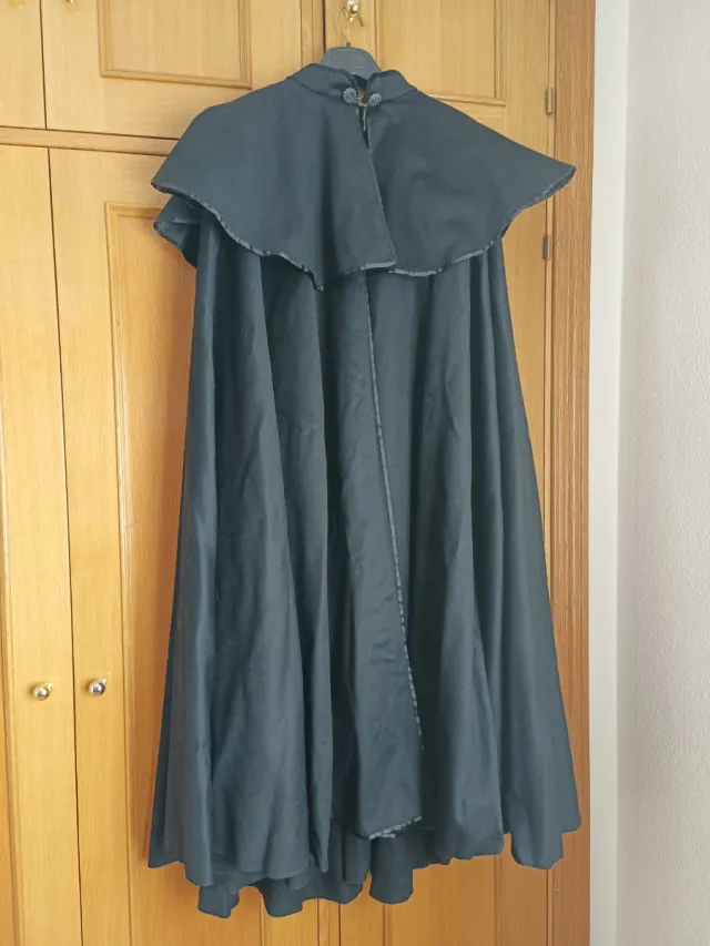 Capa Española Negra Cosida a mano. Botonera charra