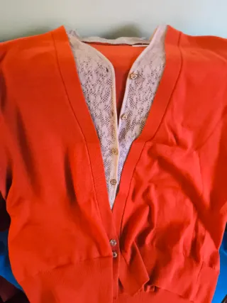 Blusa naranja con encaje blanco