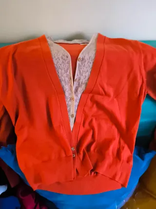 Blusa naranja con encaje blanco