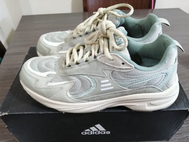 Zapatillas Zara grises y verdes