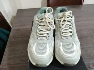 Zapatillas Zara grises y verdes