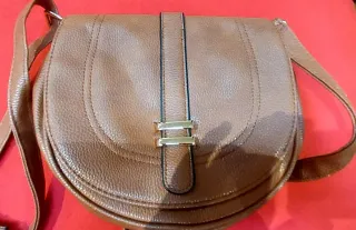 Bolso marrón de mano