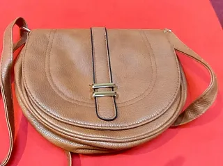 Bolso marrón de mano