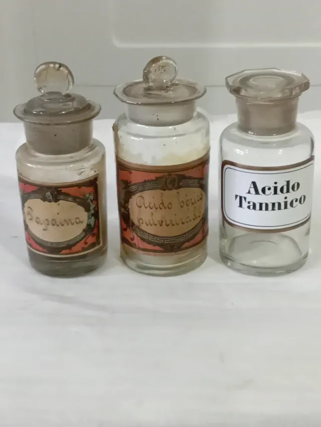 Lotto di 3 flaconi da farmacia + 2 provette