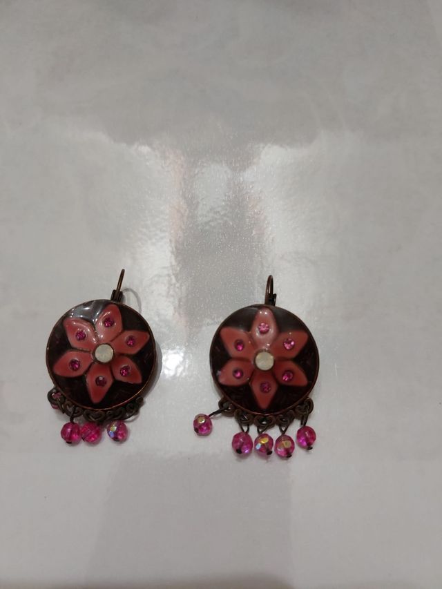 Pendientes flor con abalorios rosas