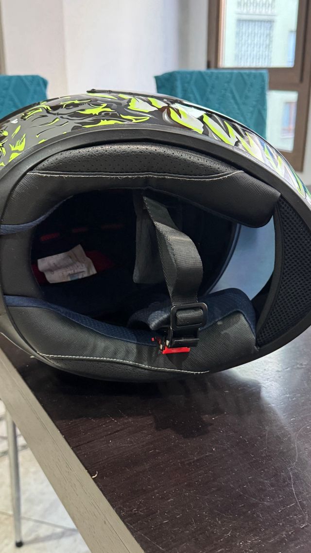 Casco de moto con diseño agresivo