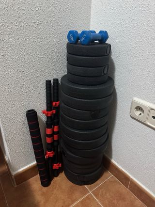 Banco de musculación y pesas