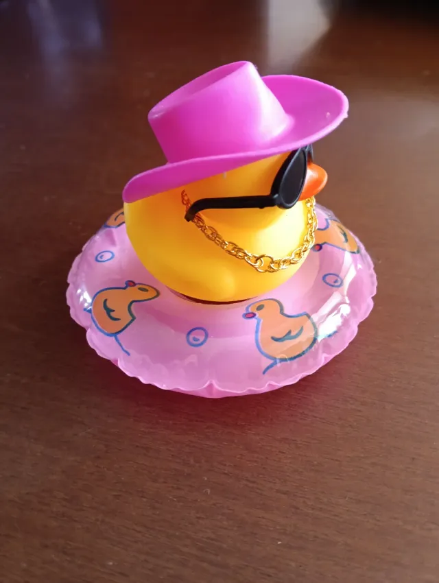 Pato de goma con sombrero rosa y gafas