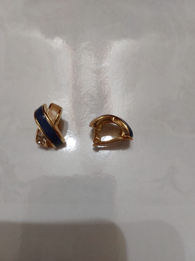 Pendientes dorados con esmalte azul y circonitas