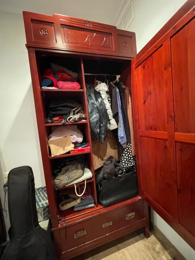 Armario ropero de madera y tela