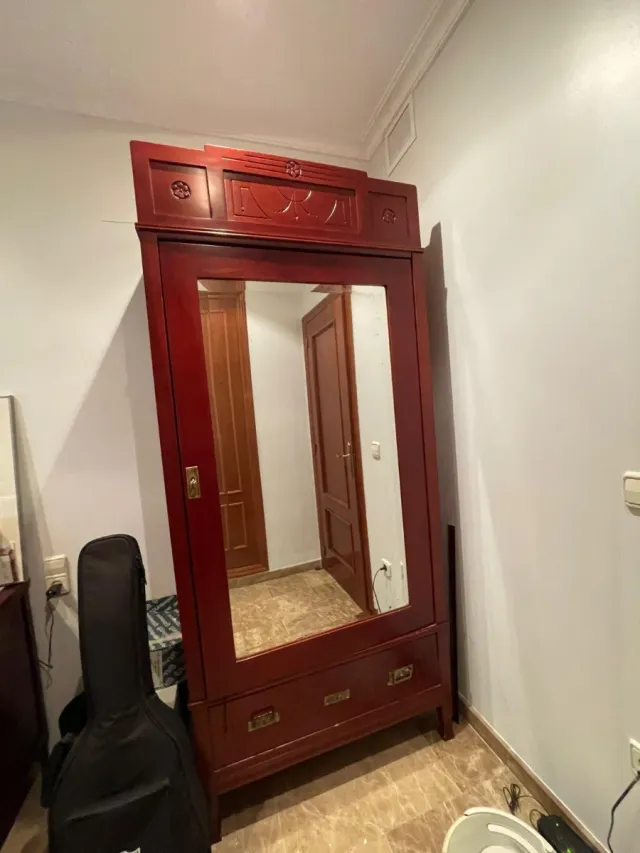 Armario ropero de madera y tela