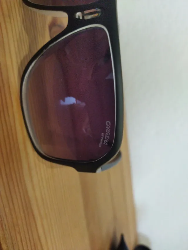Gafas de sol Carrera negras y moradas en mano