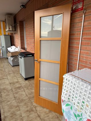 Puerta de madera con 4 cristales nuevos.
