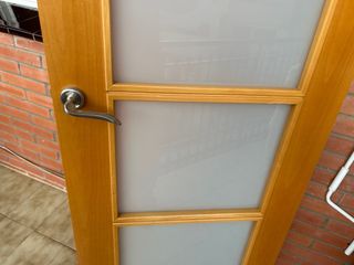 Puerta de madera con 4 cristales nuevos.