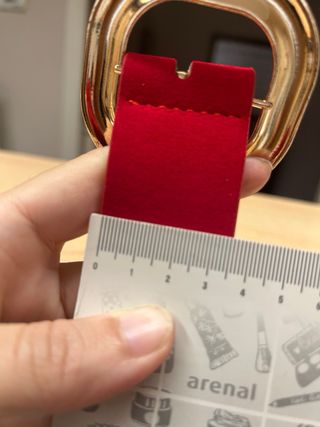 Cinturón rojo piel sintética hebilla dorada