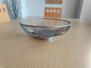 Frutero de metal plateado