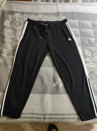 Pantalones deportivos Adidas negros y blancos