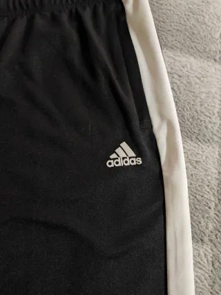 Pantalones deportivos Adidas negros y blancos
