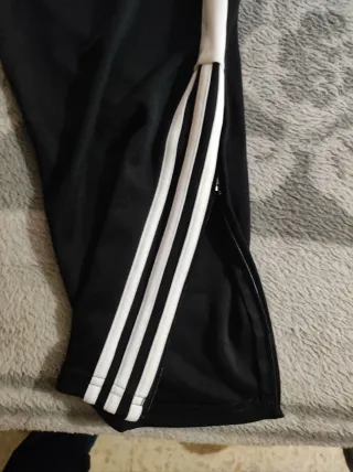 Pantalones deportivos Adidas negros y blancos