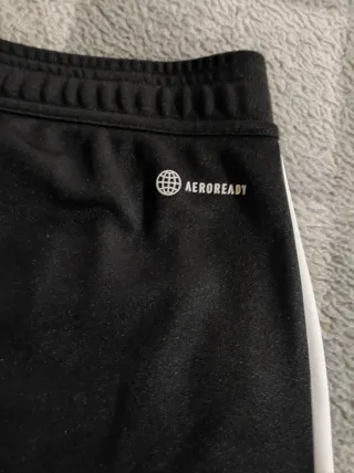 Pantalones deportivos Adidas negros y blancos