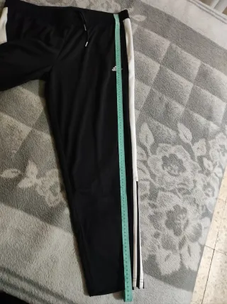 Pantalones deportivos Adidas negros y blancos