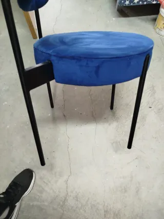 Silla azul de terciopelo y metal