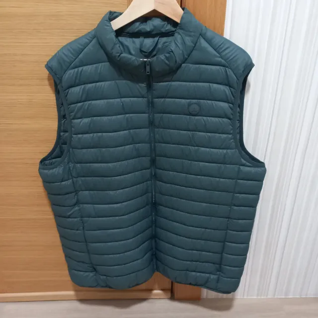 Chaleco Álvaro Moreno verde y Camisa Milano