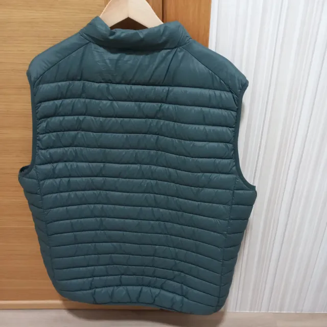 Chaleco Álvaro Moreno verde y Camisa Milano