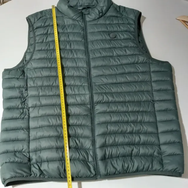 Chaleco Álvaro Moreno verde y Camisa Milano