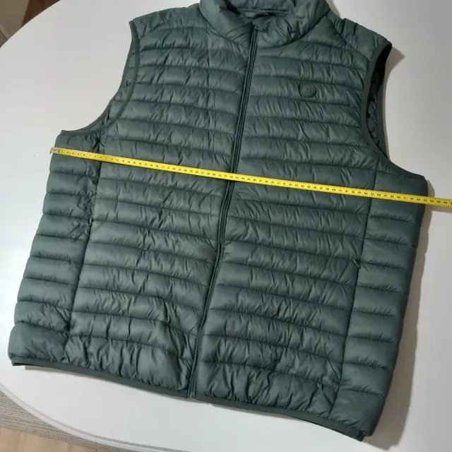 Chaleco Álvaro Moreno verde y Camisa Milano