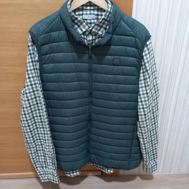 Chaleco Álvaro Moreno verde y Camisa Milano