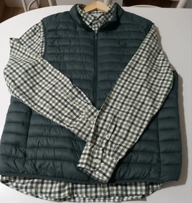 Chaleco Álvaro Moreno verde y Camisa Milano