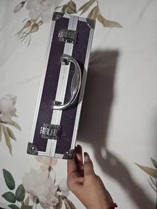 Maletín de maquillaje morado y plateado