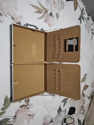 Maletín de maquillaje morado y plateado