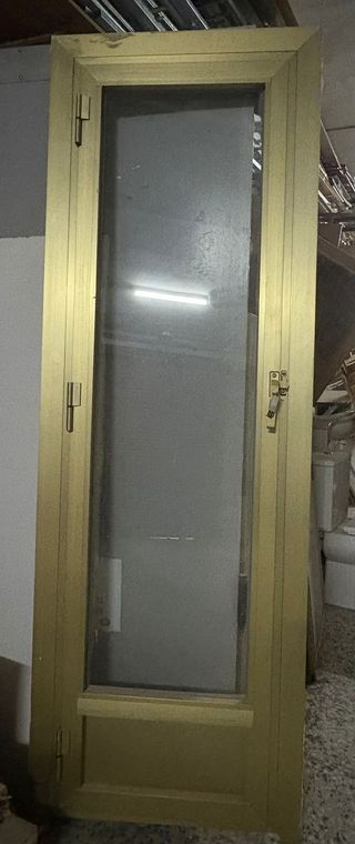Puerta dorada con cristal