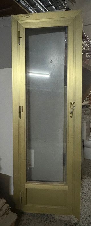 Puerta dorada con cristal