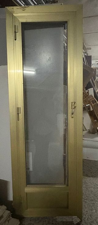 Puerta dorada con cristal