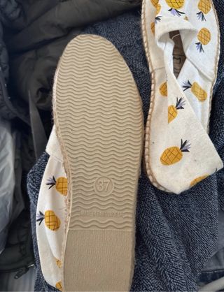 Alpargatas nuevas con estampado de piñas