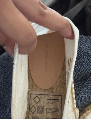 Alpargatas nuevas con estampado de piñas