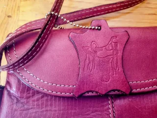 Bolso de cuero morado