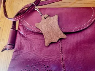 Bolso de cuero morado