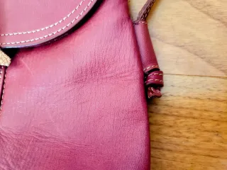 Bolso de cuero morado