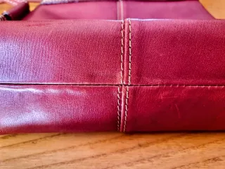 Bolso de cuero morado